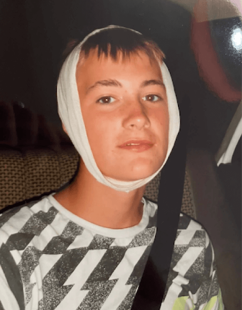 Rían as a teenager with a head bandage after the injury