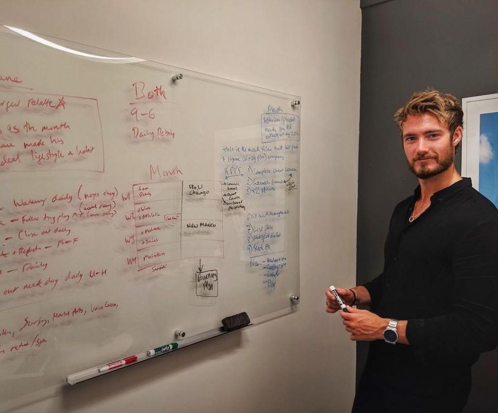 Rían planning at a whiteboard